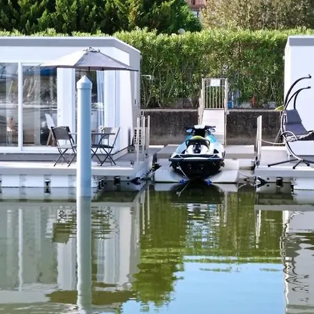 Marina Degli Estensi Floating - House Boat *