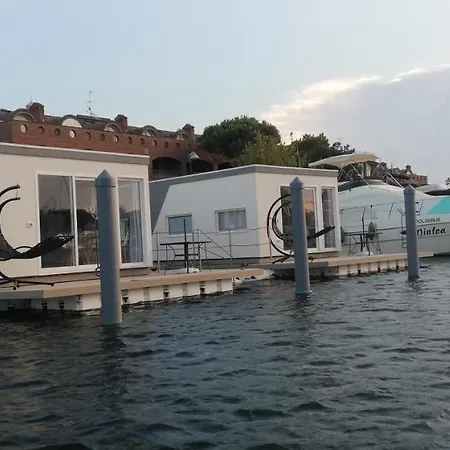 船上ホテル Marina Degli Estensi Floating - House Boat *