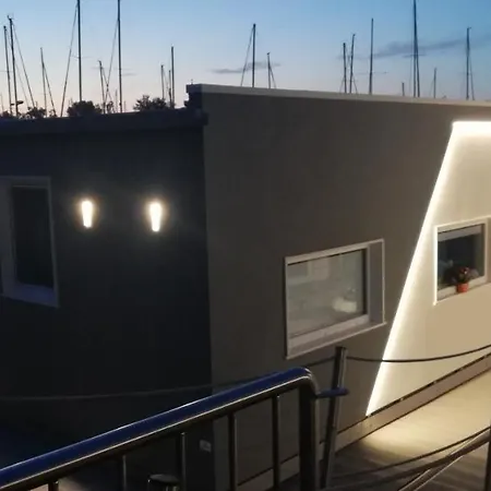 Marina Degli Estensi Floating - House Boat * リド・デッリ・エステンシ
