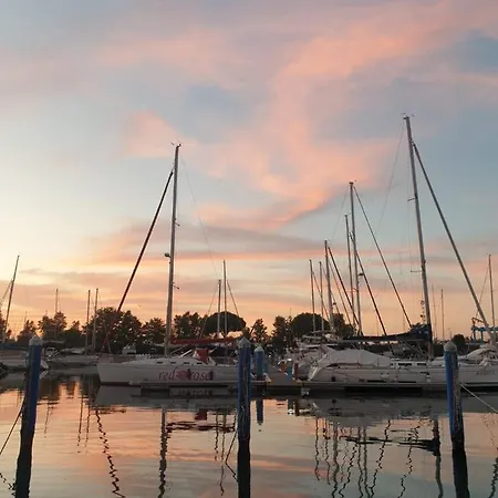 Marina Degli Estensi Floating - House Boat 船上ホテル