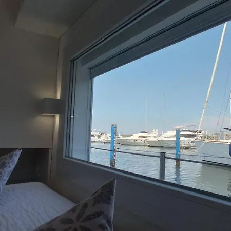 Marina Degli Estensi Floating - House Boat 船上ホテル