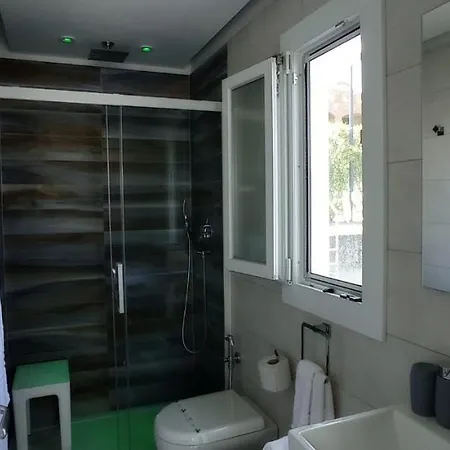 Marina Degli Estensi Floating - House Boat 船上ホテル *