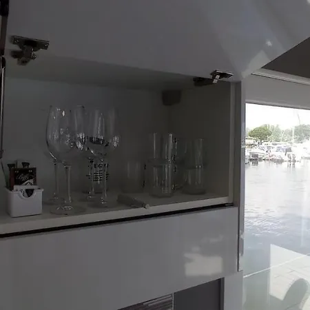 Marina Degli Estensi Floating - House Boat リド・デッリ・エステンシ