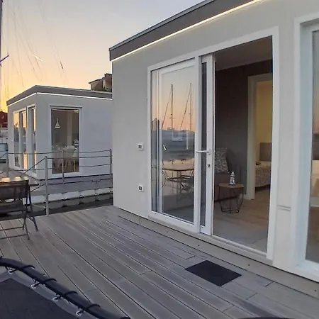Marina Degli Estensi Floating - House Boat リド・デッリ・エステンシ