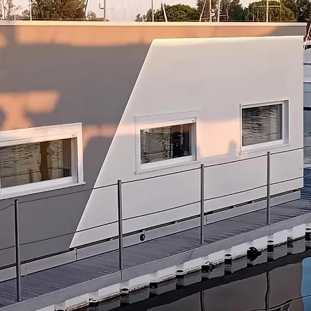 Marina Degli Estensi Floating - House Boat 船上ホテル