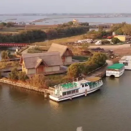 Marina Degli Estensi Floating 보트호텔 *