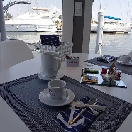 Úszó hotel Marina Degli Estensi Floating