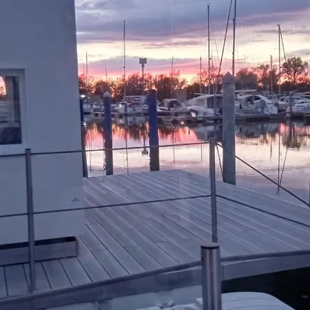 Marina Degli Estensi Floating - House Boat Botel *