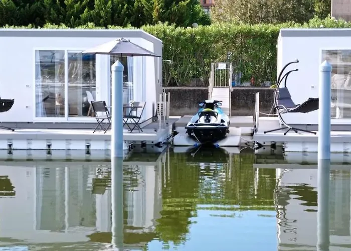 Marina Degli Estensi Floating - House Boat *