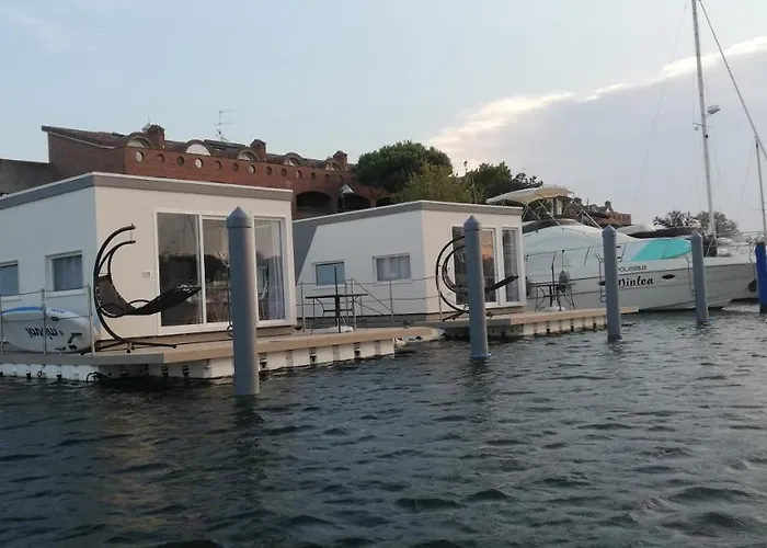 Πλωτό κατάλυμα Marina Degli Estensi Floating - House Boat *