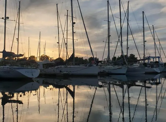 Marina Degli Estensi Floating - House Boat Πλωτό κατάλυμα Llido Degli Estensi