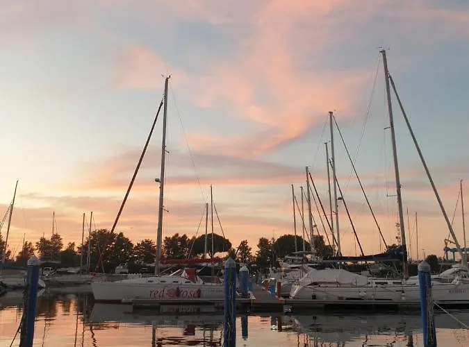 Marina Degli Estensi Floating 보트호텔