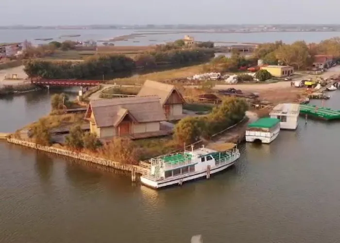 Marina Degli Estensi Floating 보트호텔 *