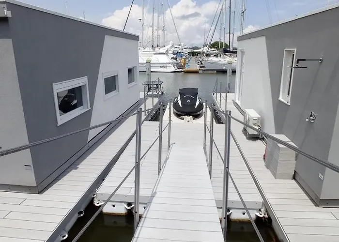 Marina Degli Estensi Floating - House Boat * Llido Degli Estensi