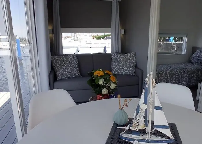 Marina Degli Estensi Floating - House Boat *