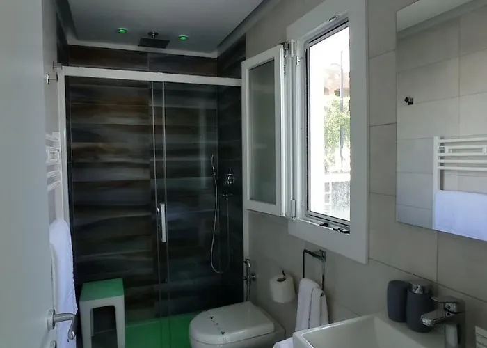 Marina Degli Estensi Floating 보트호텔 *