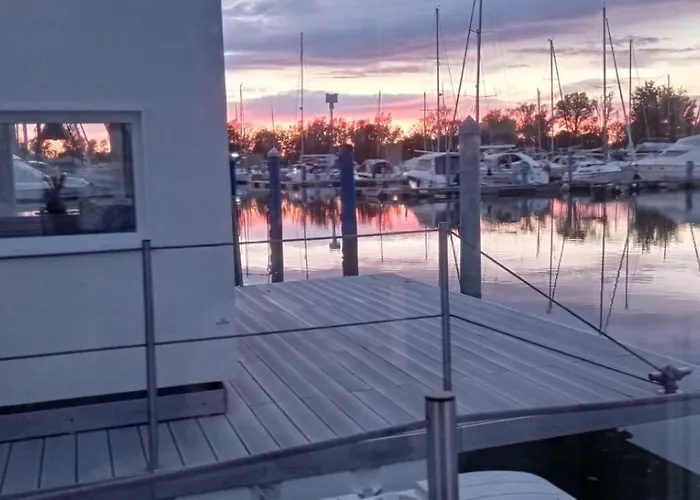 Marina Degli Estensi Floating - House Boat Πλωτό κατάλυμα *